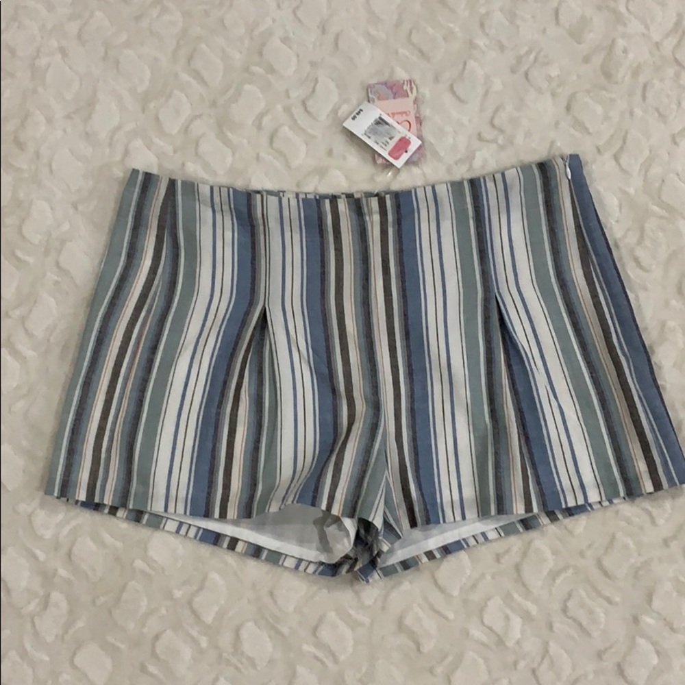 NWT Chelsea and Violet Pleated Shorts Size 29